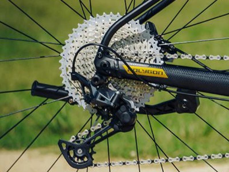 Hybrid bikes have fewer gears for steep climbs and descents Hybrid bikes have fewer gears for steep climbs and descents