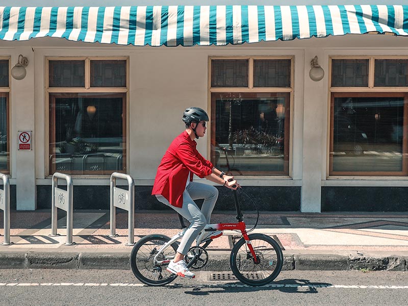 Enjoying leisure commuting with a folding bike Enjoying leisure commuting with a folding bike